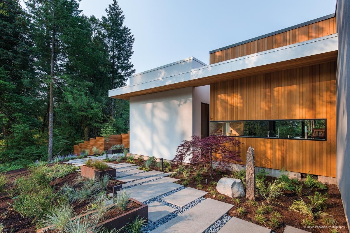AM500 - exterior of modern home with long horizontal VistaLuxe direct set