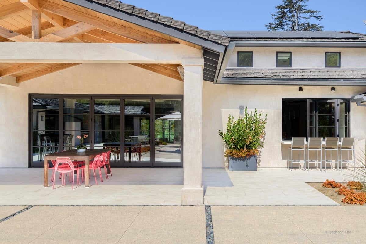 AP351 - Exterior of home with VistaLuxe WD LINE windows and doors