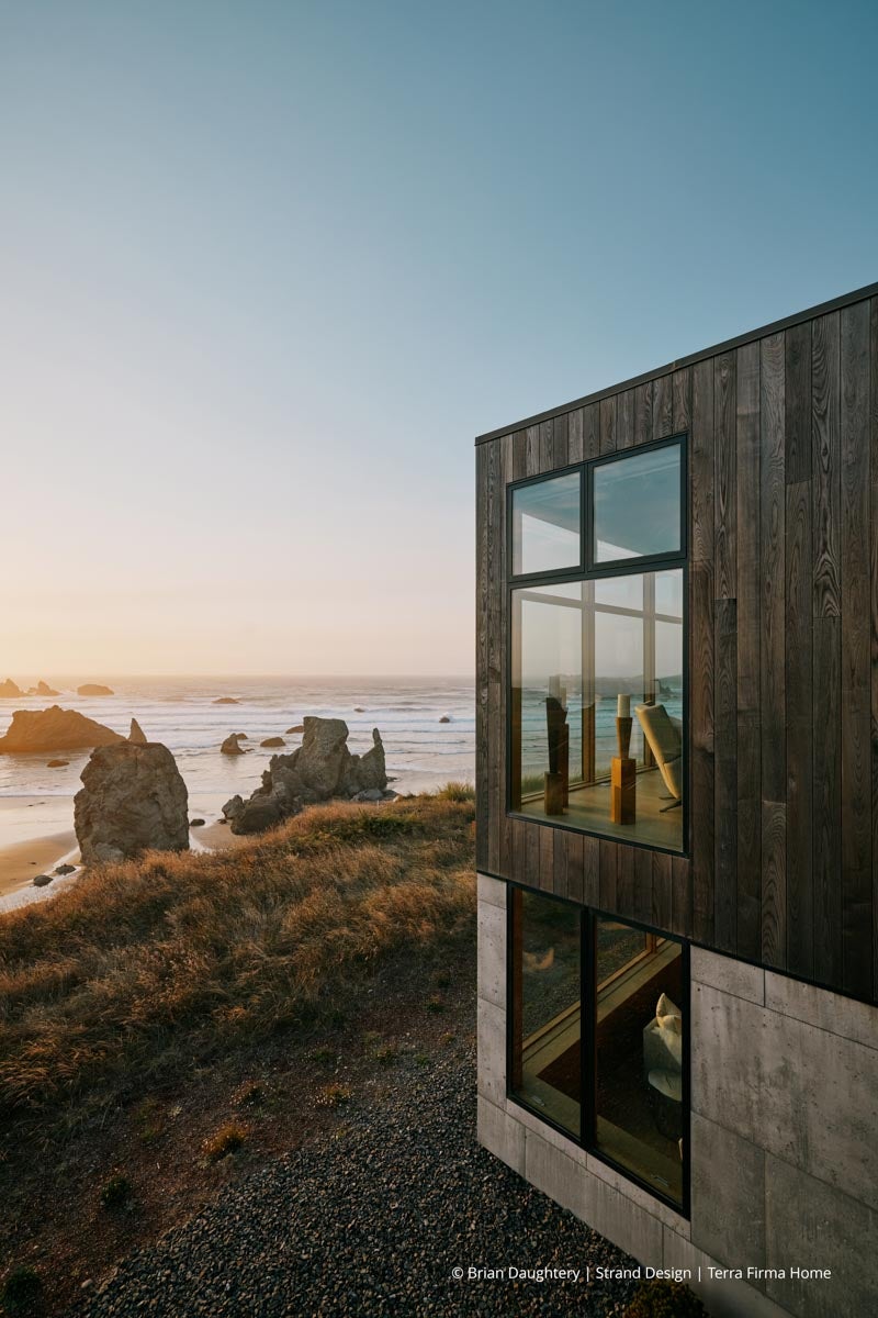 AR259 - Exterior of home with VistaLuxe WD LINE windows and doors