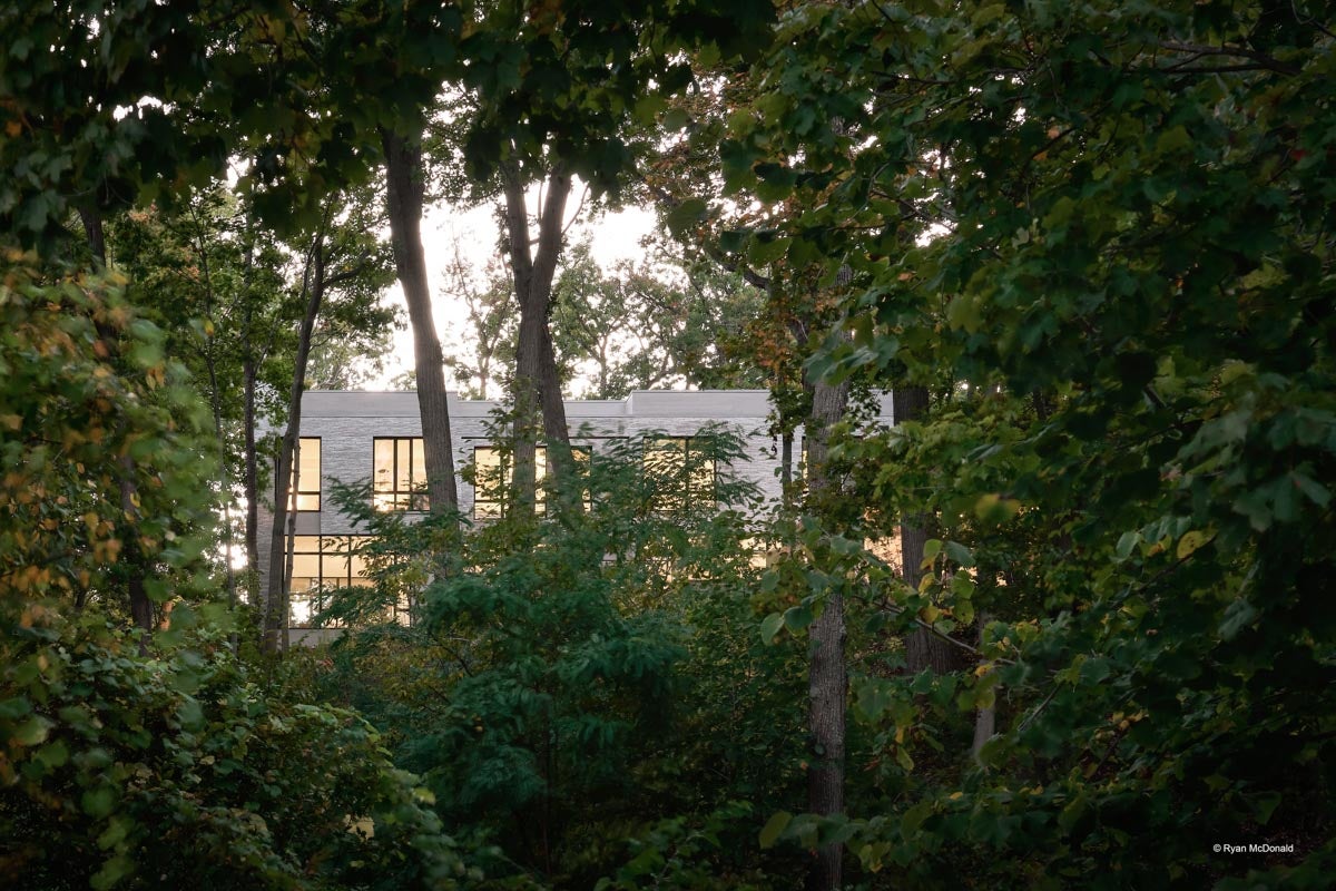 AR305 - Exterior of home with VistaLuxe WD LINE windows and doors