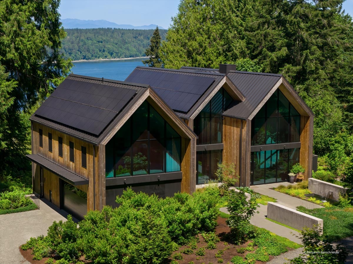 AR701 - Exterior of home with VistaLuxe AL LINE windows and doors