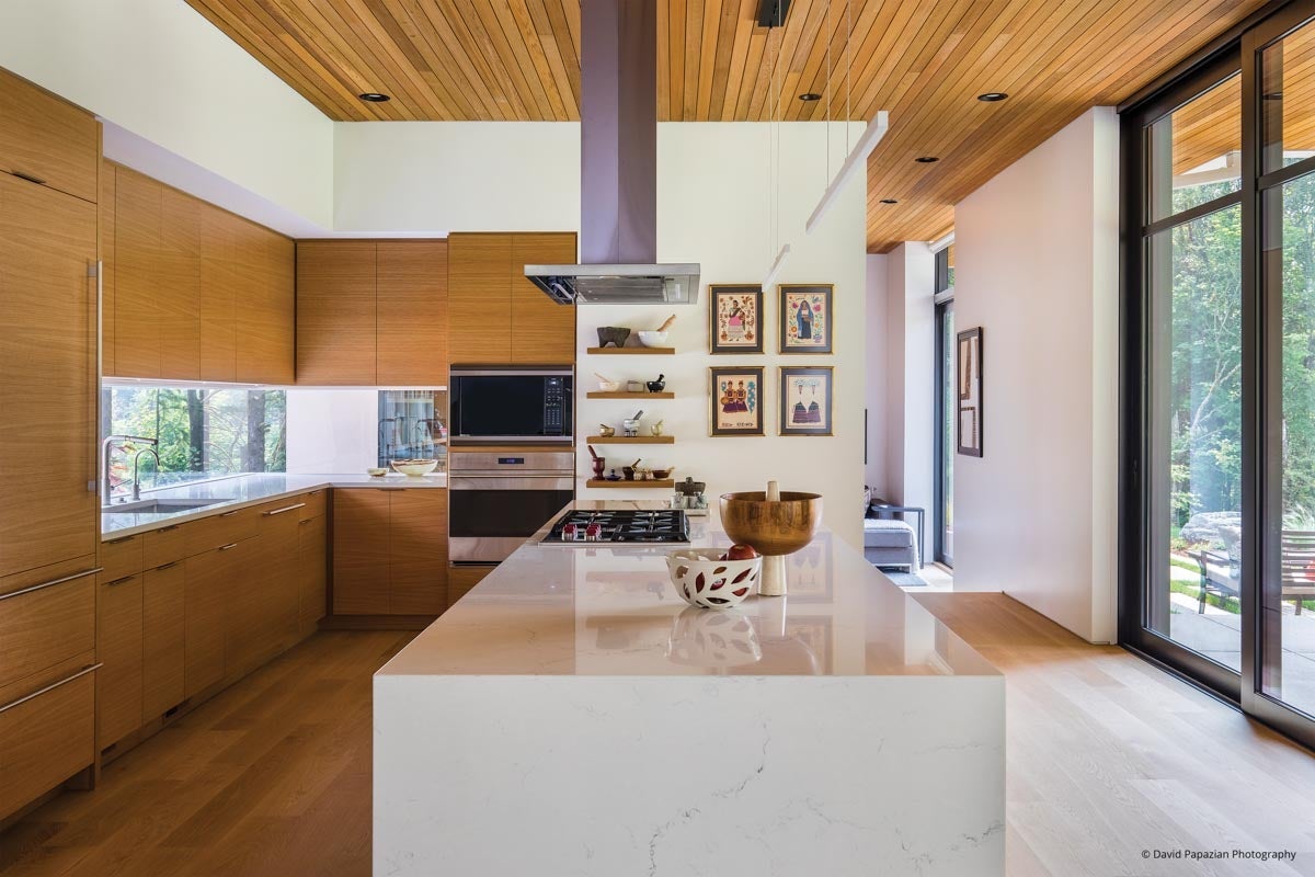 AM502 - modern kitchen with long horizontal VistaLuxe direct set and Ultra Series lift and slide door