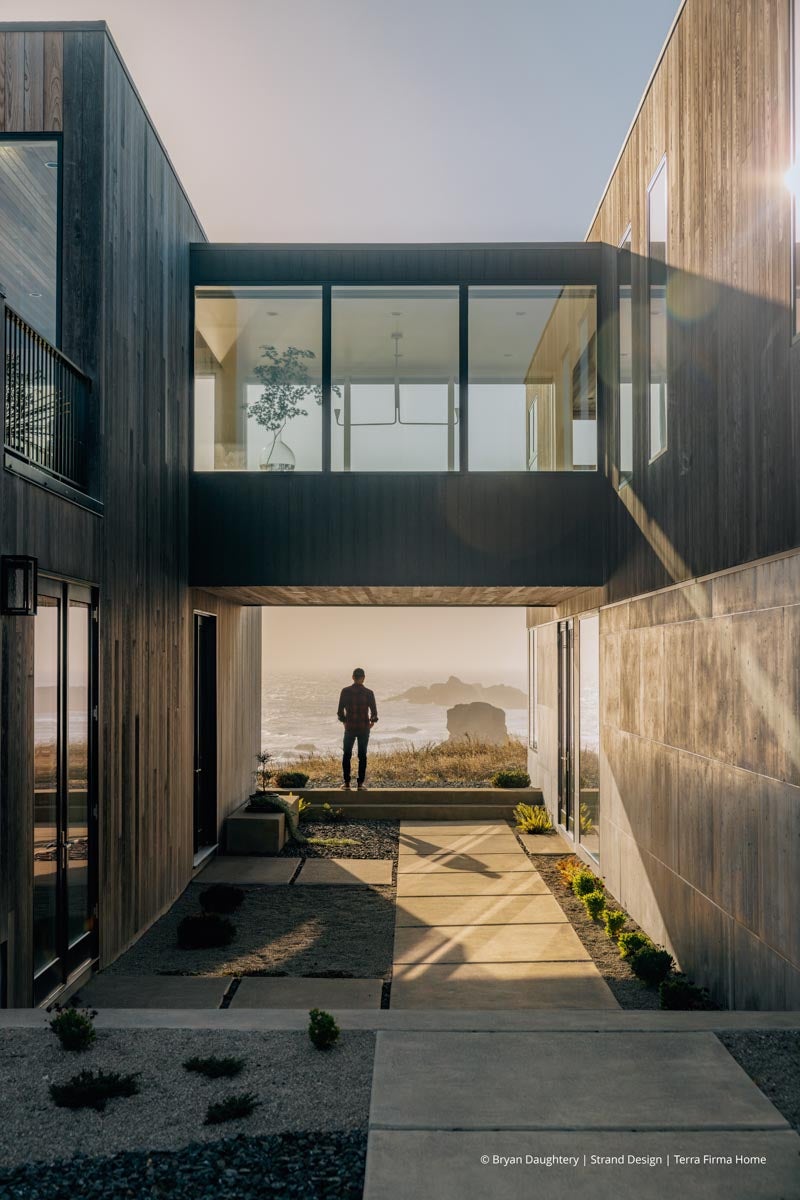 AR232 - Exterior of home with VistaLuxe WD LINE windows and doors