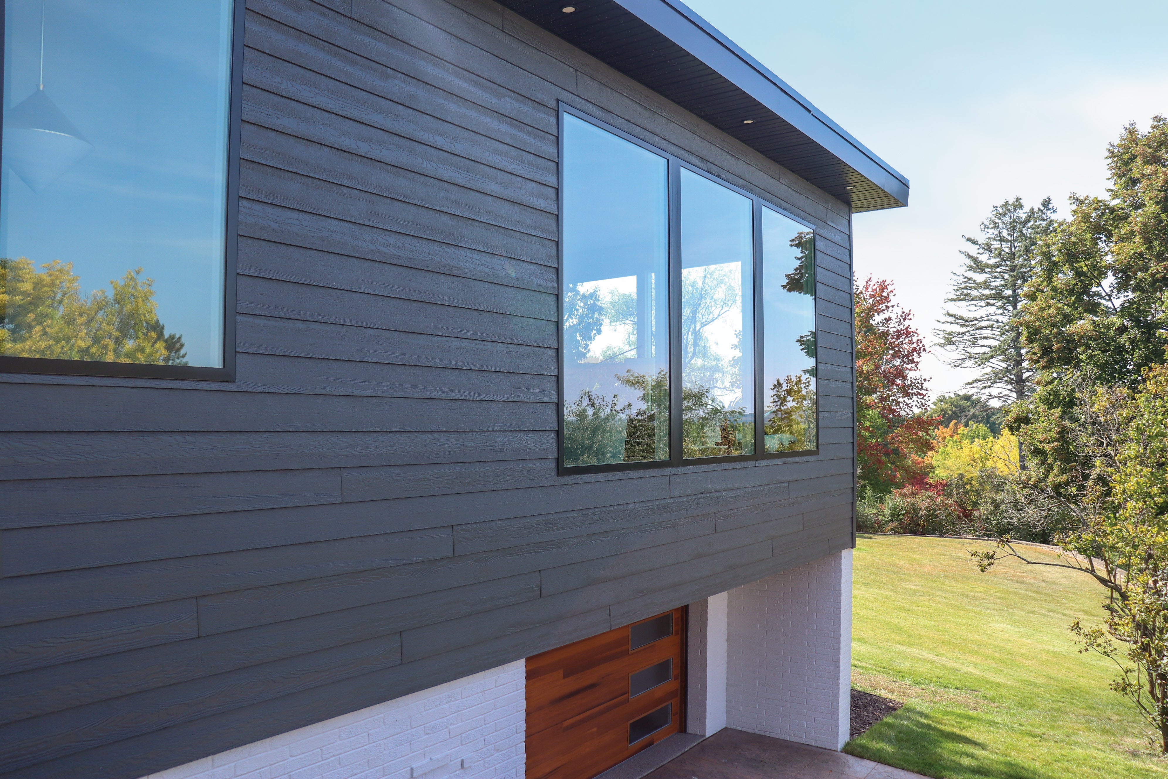 AN403 - Exterior of contemporary home with Vistaluxe windows