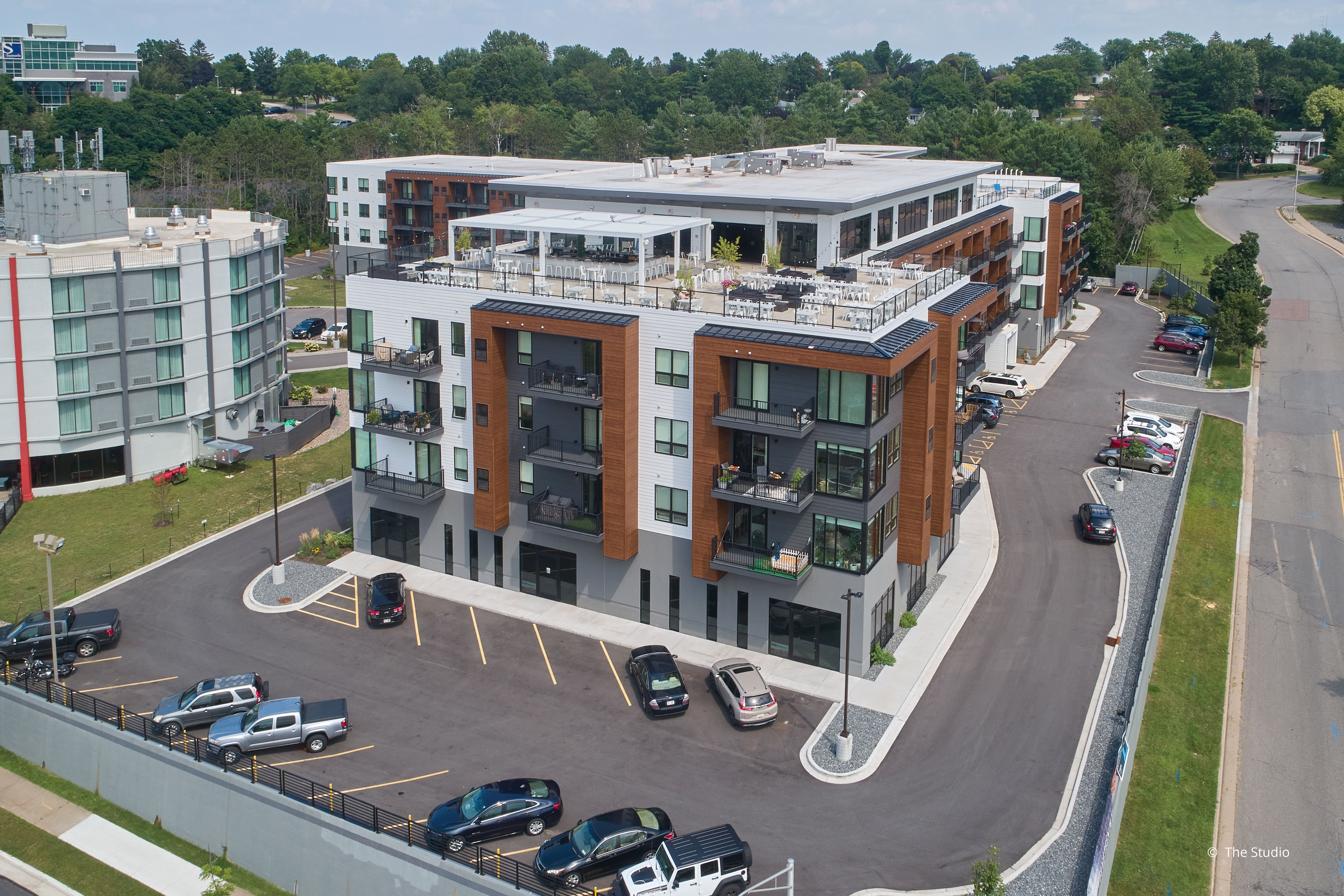 AO914 - Exterior of commercial building with VistaLuxe AL and Forgent windows and doors
