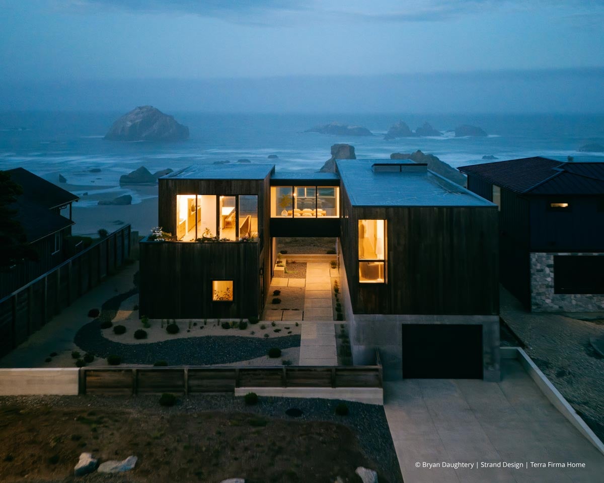AR243 - Exterior of home with VistaLuxe WD LINE windows and doors