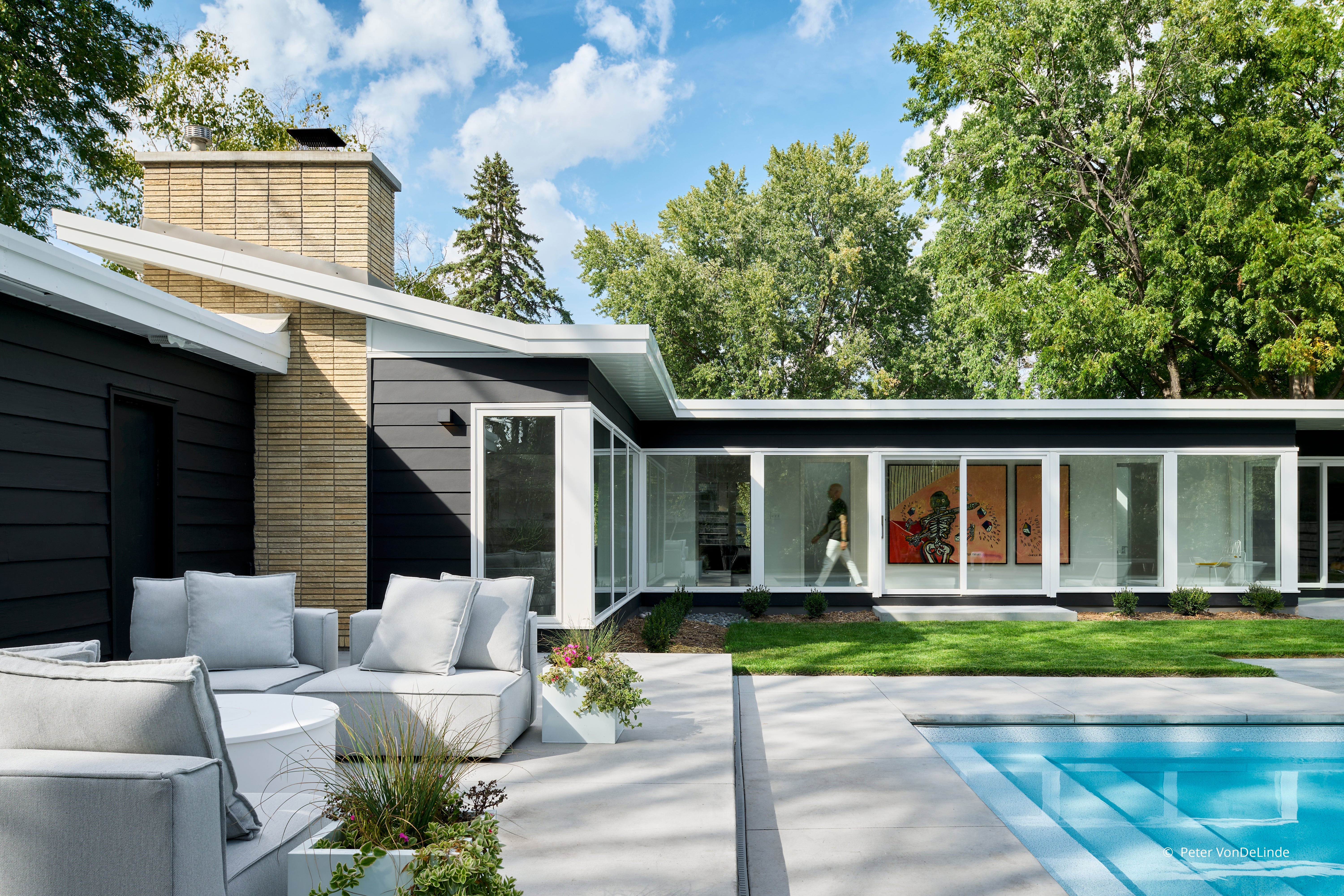 AO116 - Exterior of contemporary home with Forgent Series windows and doors