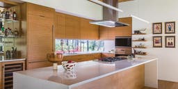 AM501 - modern kitchen with long horizontal VistaLuxe direct set