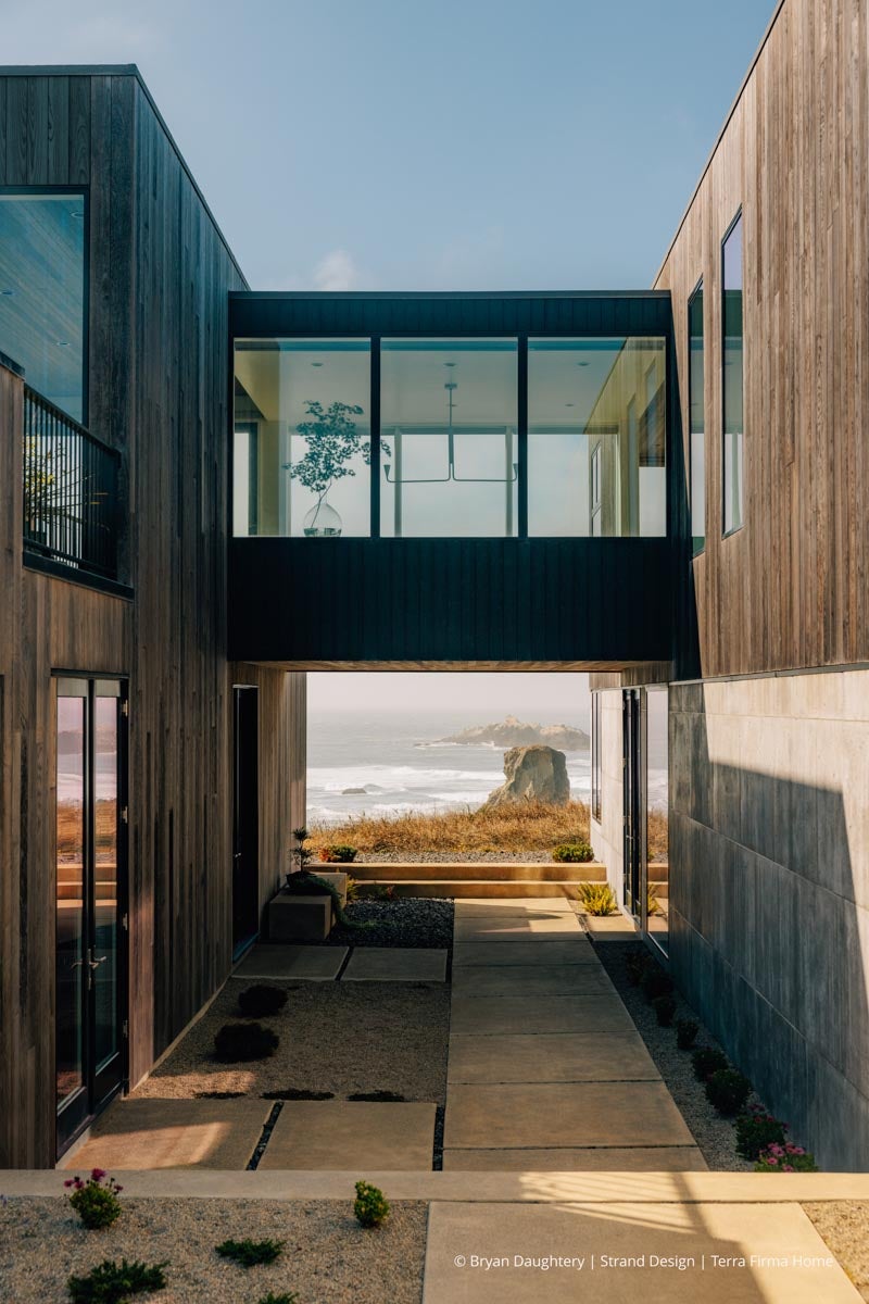 AR205 - Exterior of home with VistaLuxe WD LINE windows and doors