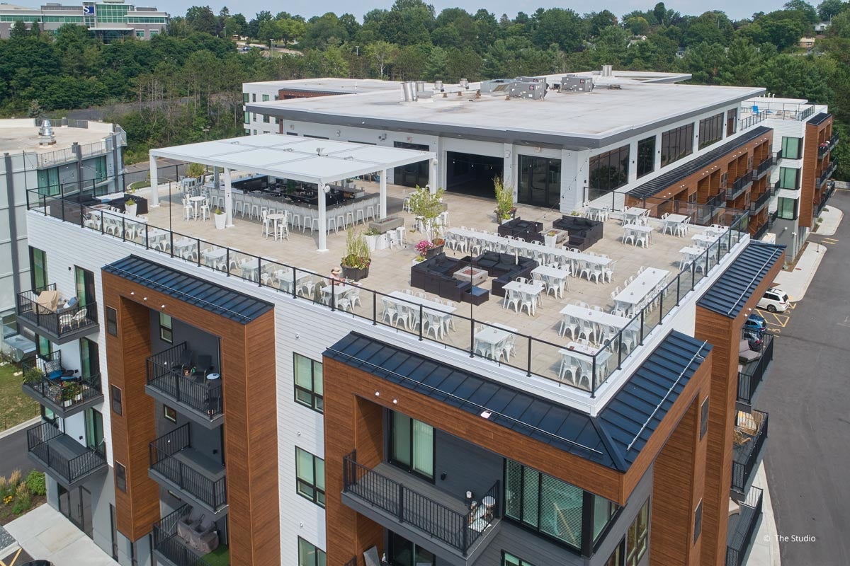 AO915 - Exterior of commercial building with VistaLuxe AL and Forgent windows and doors