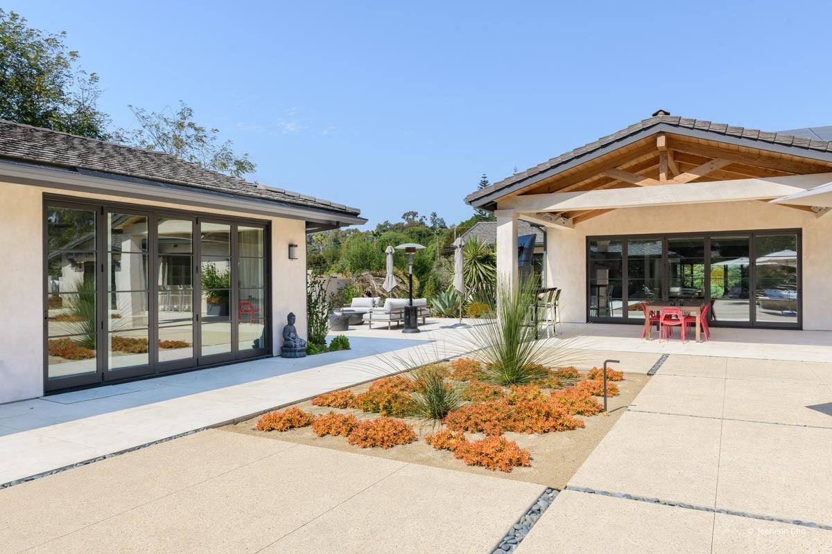 AP373 - Exterior of home with VistaLuxe WD LINE windows and doors