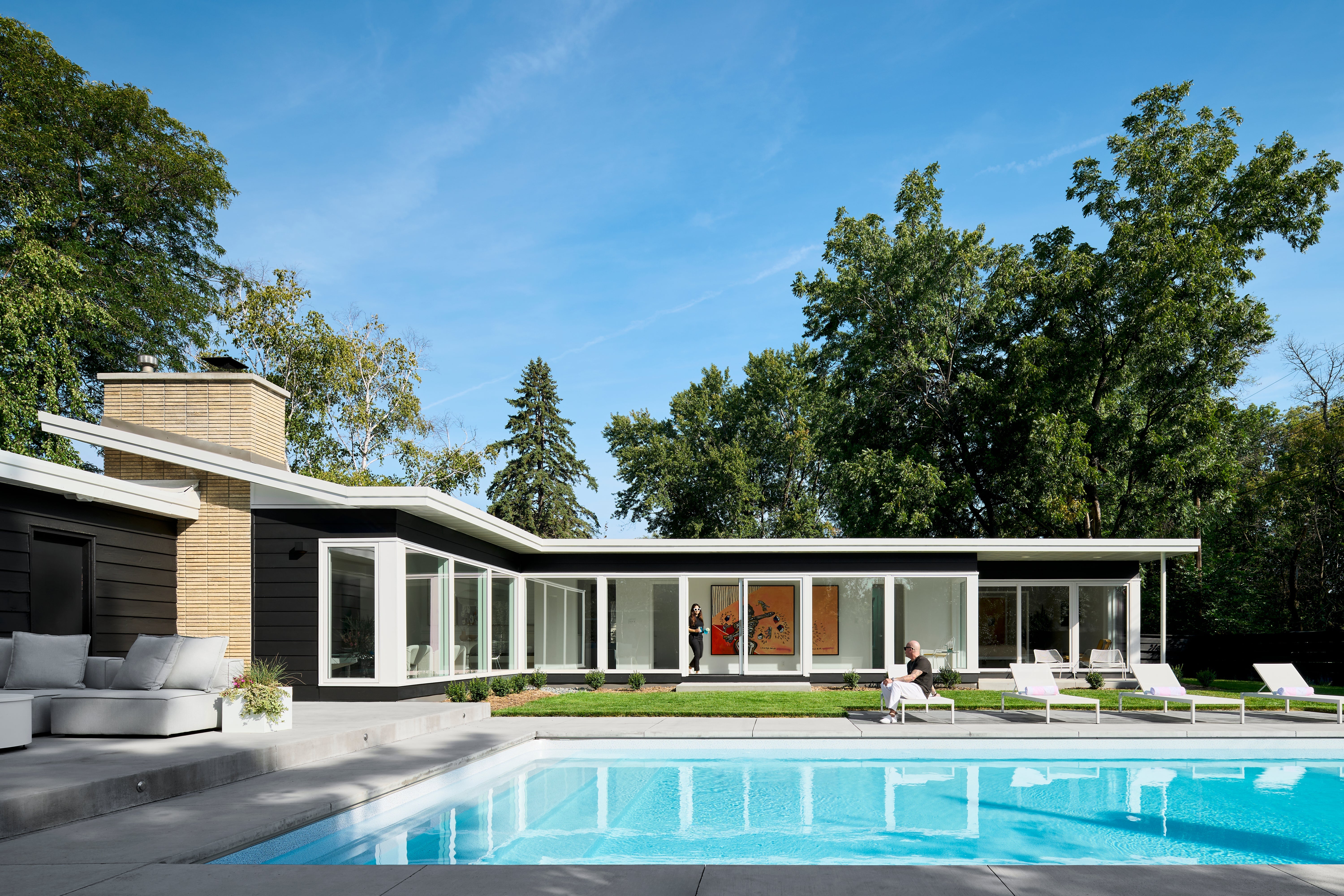 AO114 - Exterior of contemporary home with Forgent Series windows and doors