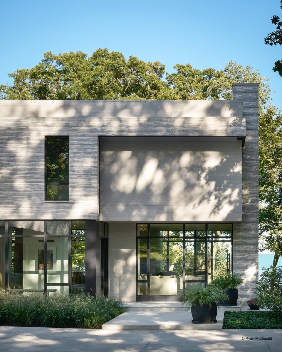 AR301 - Exterior of home with VistaLuxe WD LINE windows and doors