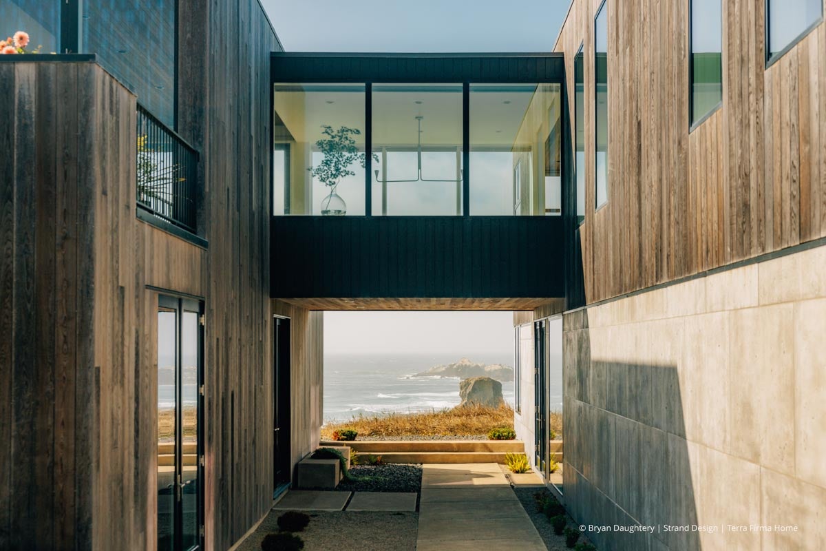 AR206 - Exterior of home with VistaLuxe WD LINE windows and doors