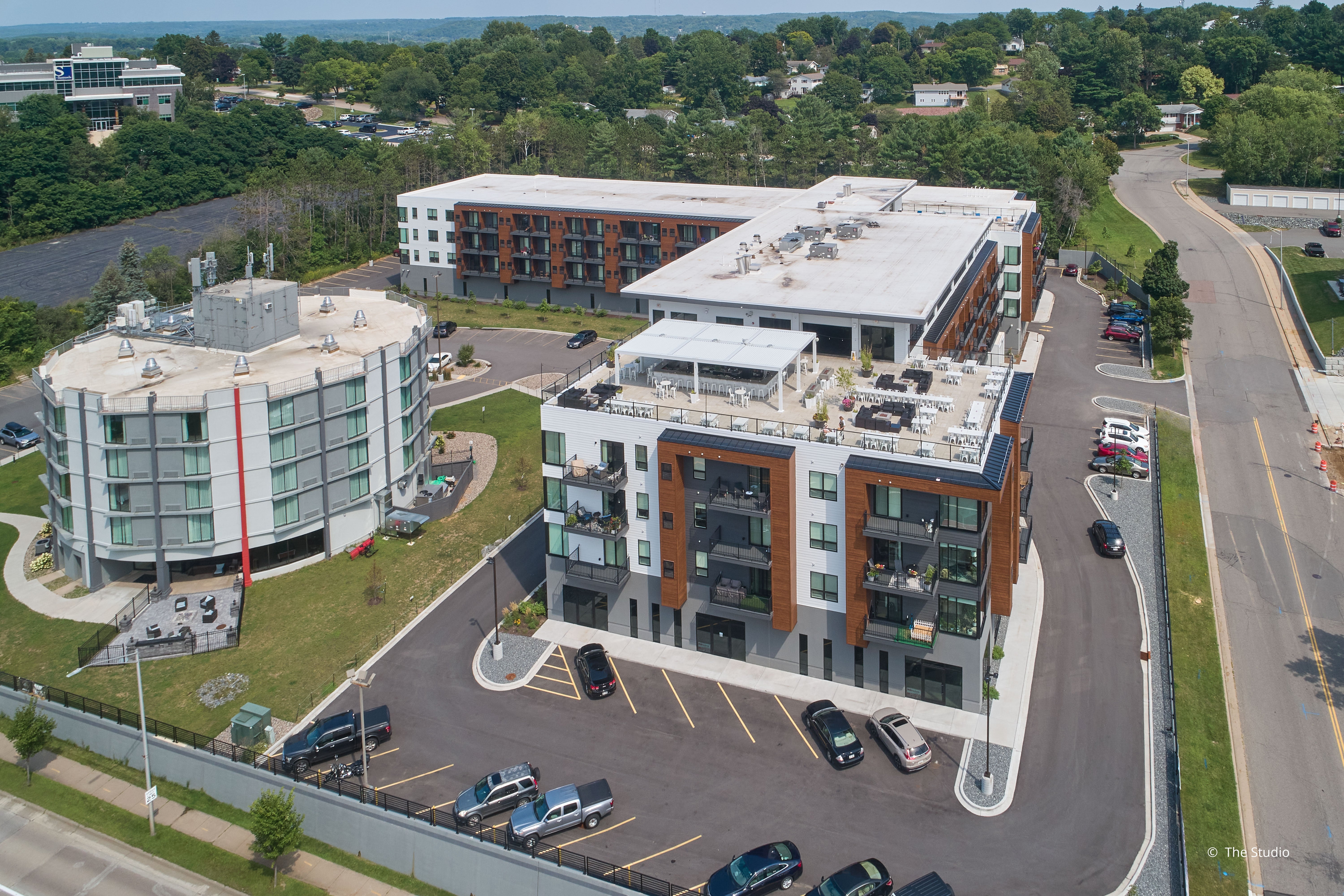 AO937 - Exterior of commercial building with VistaLuxe AL and Forgent windows and doors
