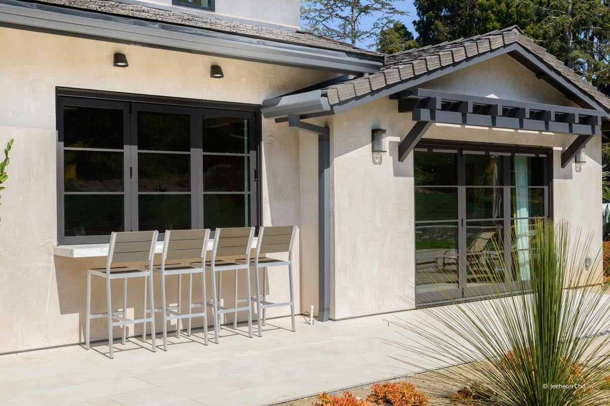 AP357 - Exterior of home with VistaLuxe WD LINE windows and doors