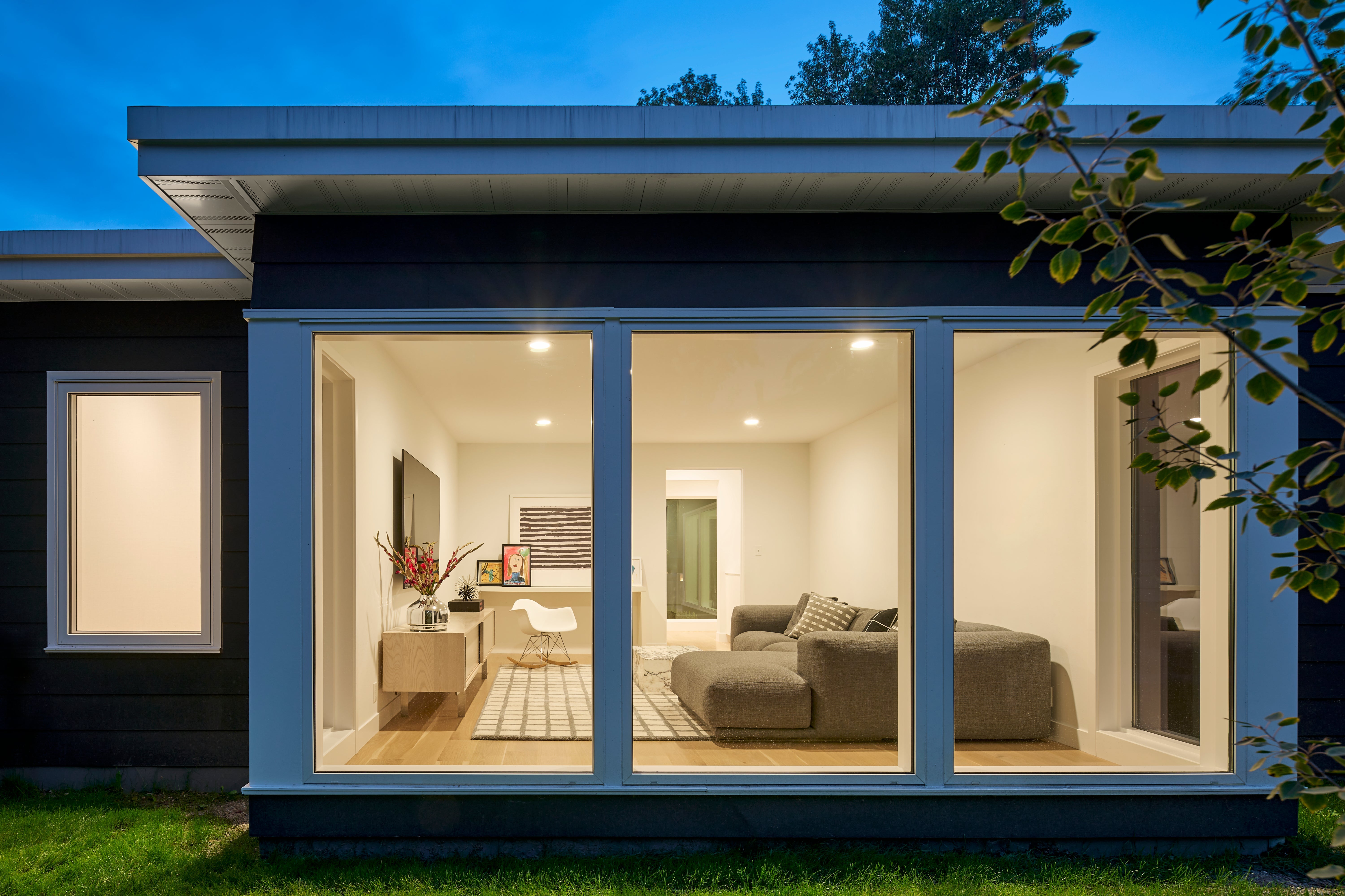 AO104 - Exterior of contemporary home with Forgent Series windows and doors