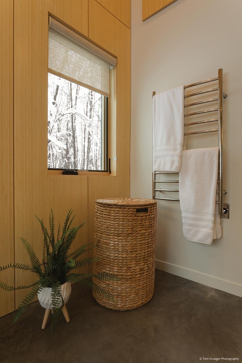 AM314 - Kolbe VistaLuxe WD casement window featured in bathroom 