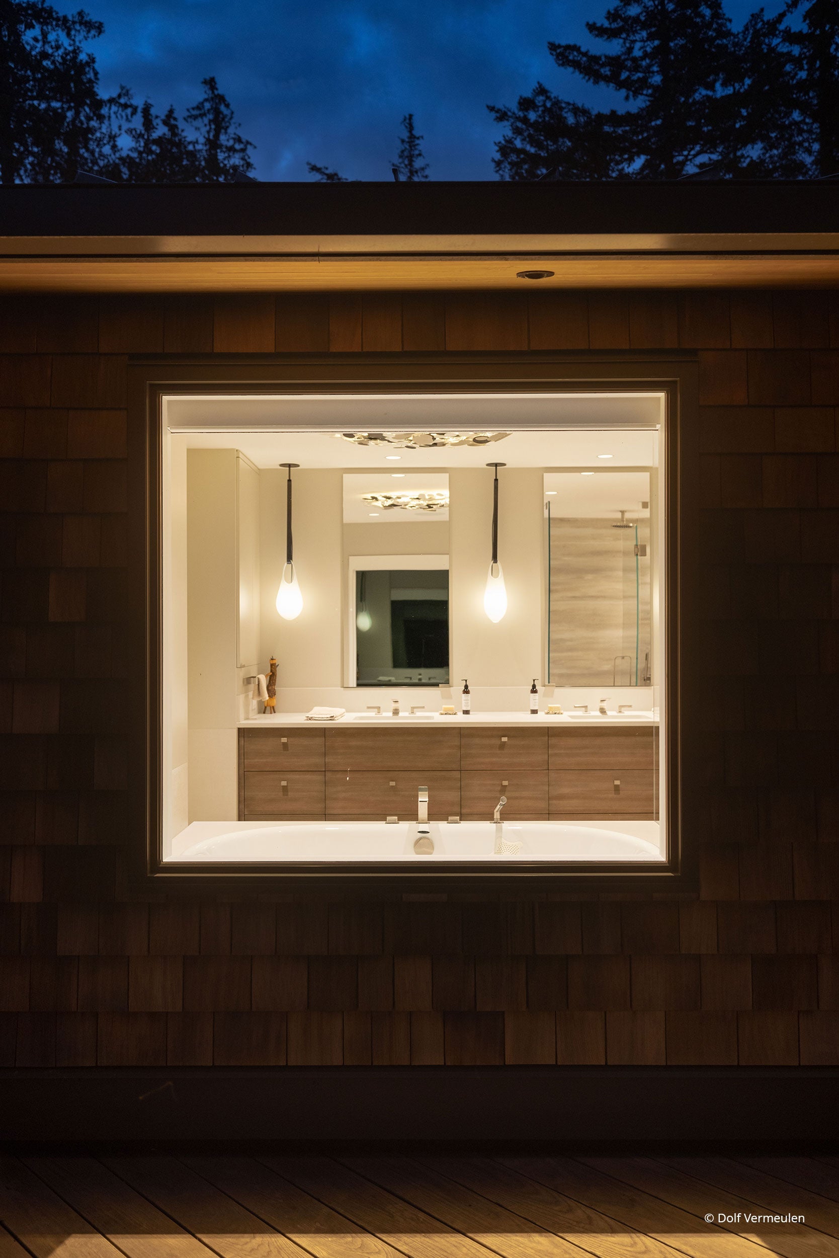 AO321 - Exterior of contemporary home with Ultra Series windows and doors