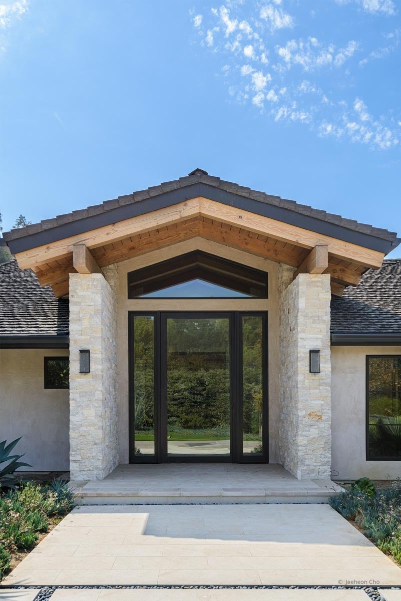 AP310 - Exterior of home with VistaLuxe WD LINE windows and doors