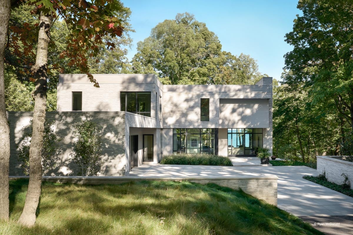 AR300 - Exterior of home with VistaLuxe WD LINE windows and doors