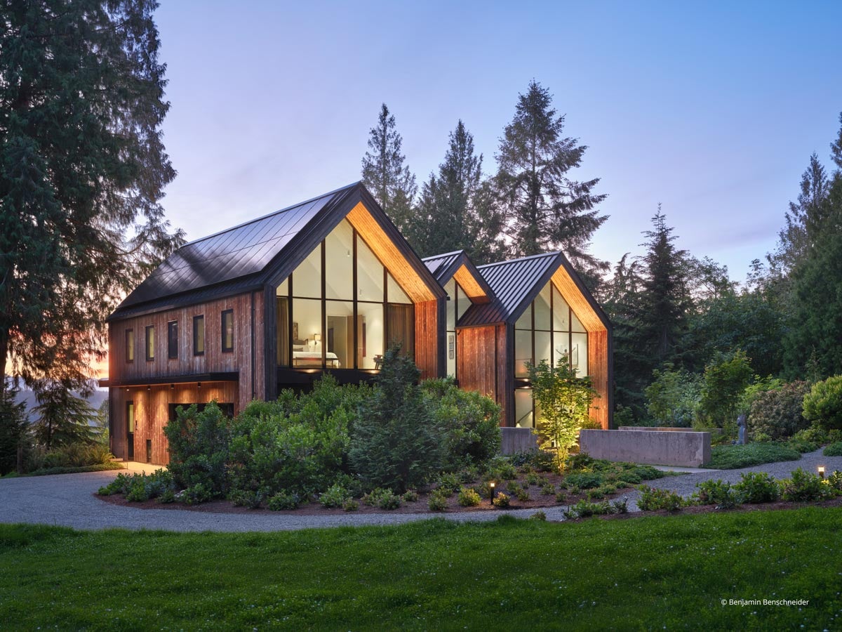 AR721 - Exterior of home with VistaLuxe AL LINE windows and doors