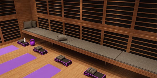 Ce studio de yoga chaud voulait offrir à ses clients une chaleur infrarouge avec des plafonds de 10′ permettant une gamme complète de mouvements dans un espace commercial conforme aux normes ADA. Nous avons conçu des bancs amovibles pour maximiser l'espace intérieur pour le yoga dirigé par un instructeur, avec un plancher qui permet également les cours de spinning.