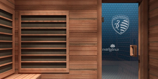 Ce club de football professionnel a créé une salle de sauna infrarouge pour son équipe, avec des chauffages à spectre complet pour fournir des longueurs d'onde proches, moyennes et lointaines afin d'optimiser la récupération. Nous avons conçu l'espace de manière à ce qu'il s'harmonise avec le sol existant, les étagères intégrées et le système de sonorisation.
