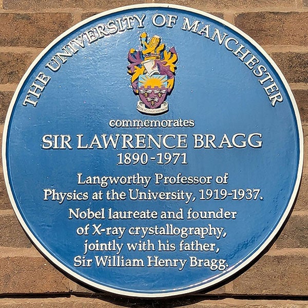 Blue plaque for Lawrence Bragg, University of Manchester (Wikimedia commons)