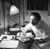 Portrait of Ernst Boris Chain in his lab at Oxford, undated photograph (Wikimedia commons)