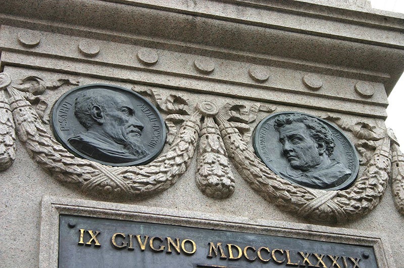 Portrait medallions of Paolo Sarpi (left) and Tommaso Campanella (right), two scholars targeted by the Church, sculpted by Ettore Ferrari, above the title plaque on the base of the statue of Bruno, Campo de’ Fiori, Rome, 1889 (Wikimedia commons)