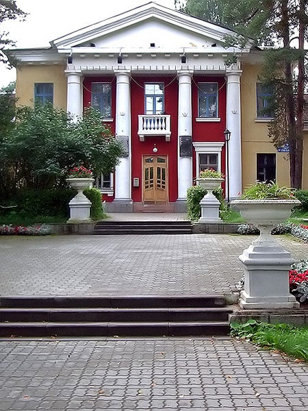 The entrance to the Joint Institute of Nuclear Research, in Dubna, where Georgy Flyorov founded his Laboratory for Nuclear Reactions (Wikimedia commons).