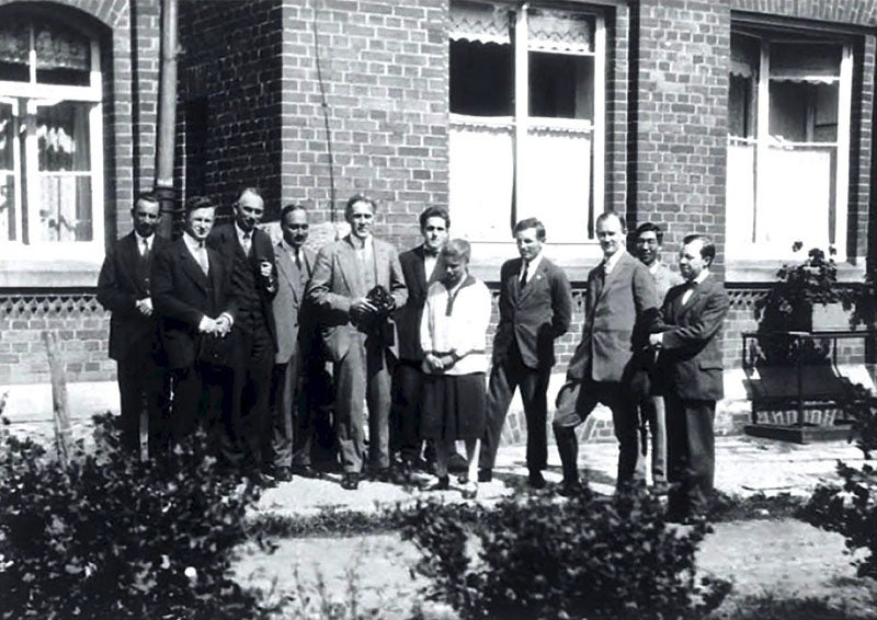 Group portrait of the Göttingen Physical Institute staff in 1927; James Franck is fourth from left; his assistant Hertha Sponer is seventh from left (Wikimedia commons)