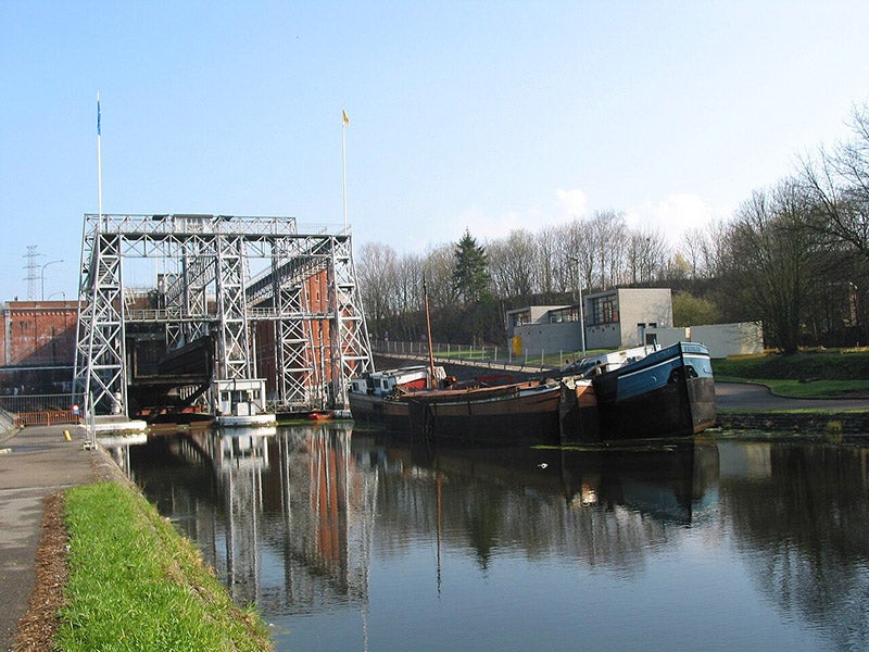 Boat Lift no. 1, view from top level, Canal du Centre, Wallonia, Belgium, modem photo (Wikimedia commons)