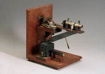 An original X-ray spectrometer used by William and Lawence Bragg in their experiments of 1913-14, Science Museums Group Collection, London (collection.sciencemuseumgroup.org.uk)