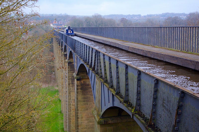 Eye-level view of a narrowboat crossing the Pontcysyllte Aqueduct, modern photo (Wikimedia commons)