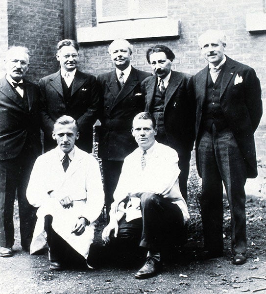 Members of the British penicillin team, including Ernst Chain (second from right, back row) and Howard Florey (second from left, back row), photograph, 1940s, Wellcome Collection (wellcomecollection.org)
