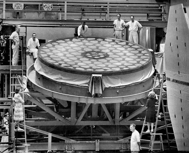 Palomar 200-inch Pyrex mirror in shop in Pasadena during grinding, 1945 (Wikimedia commons)