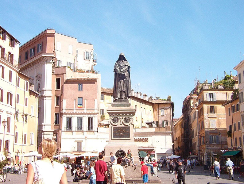 Statue of Giordano Bruno, sculpted by Ettore Ferrari, Campo de’ Fiori, Rome, 1889 (Wikimedia commons)