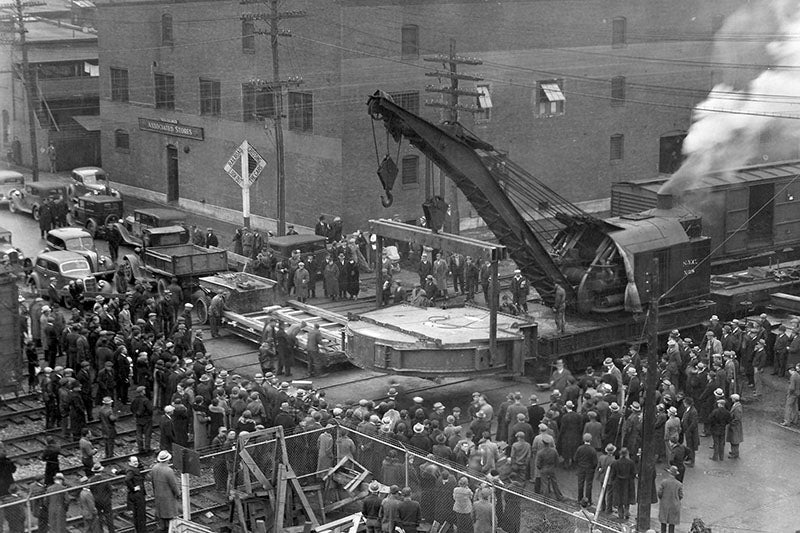 Palomar 200-inch disc being hoisted for loading onto its flatcar at Corning for the trip to southern California, photograph, 1936, Caltech archives (archives-dc.library.caltech.edu)