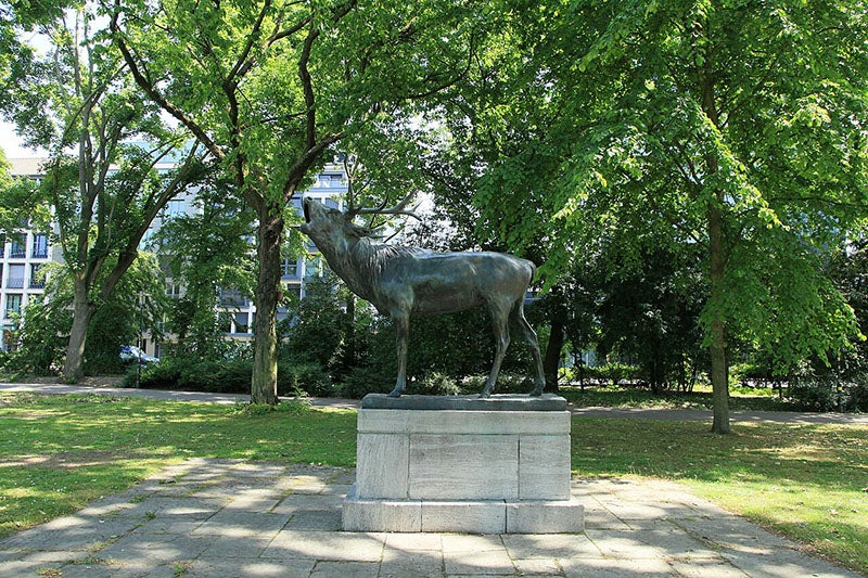 Trumpeting stag, life-size bronze sculpture by Josef Pallenberg, recent photograph, Düsseldorfer Hofgarten (Wikimedia commons)