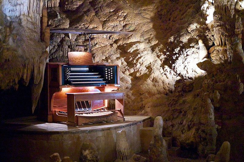 Console for the Great Stalacpipe Organ, Luray Caverns, Virginia (Wikimedia commons)