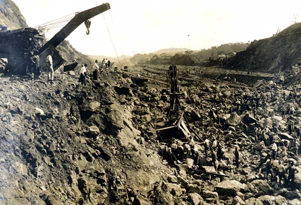 Accident at the Culebra Cut. Image source: Nichols, Aurin Bugbee, and Tirzah Lamson Nichols. Panama Canal Collection, 1846-1923 (bulk 1906-1914). Vol. 24, Dec. 1908, p. 138.