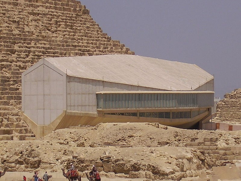 Old Solar Boat Museum, next to the Great Pyramid at Giza, where Khufu’s Solar Boat was originally displayed, now dismantled (Wikimedia commons)