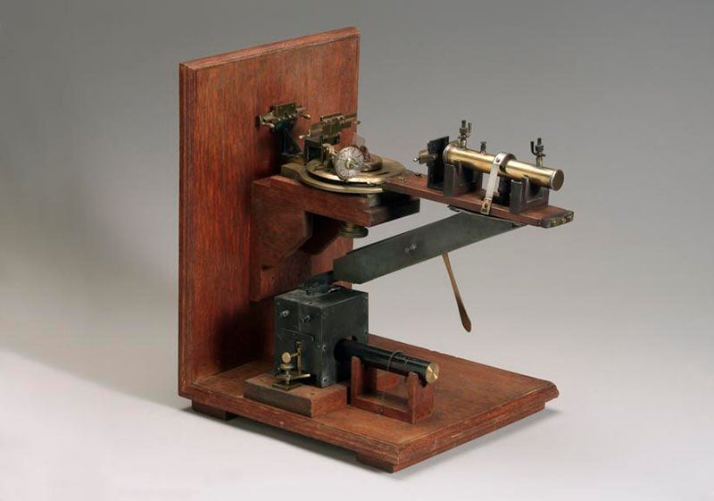 An original X-ray spectrometer used by William and Lawence Bragg in their experiments of 1913-14, Science Museums Group Collection, London (collection.sciencemuseumgroup.org.uk)