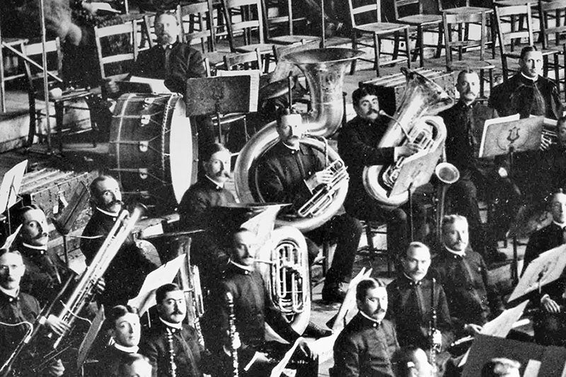 Marine band with two tubas flanking a Sousaphone, undated photograph, from “Strictly Oompah,” blog of Dave Detwiler (tubapastor.blogspot.com)