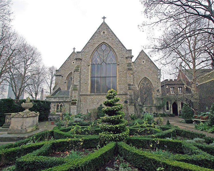 The Knot Garden in the courtyard of The Garden Museum, with the Tradescant tomb peeking out from behind the Bligh tomb at far left (Wikimedia commons)