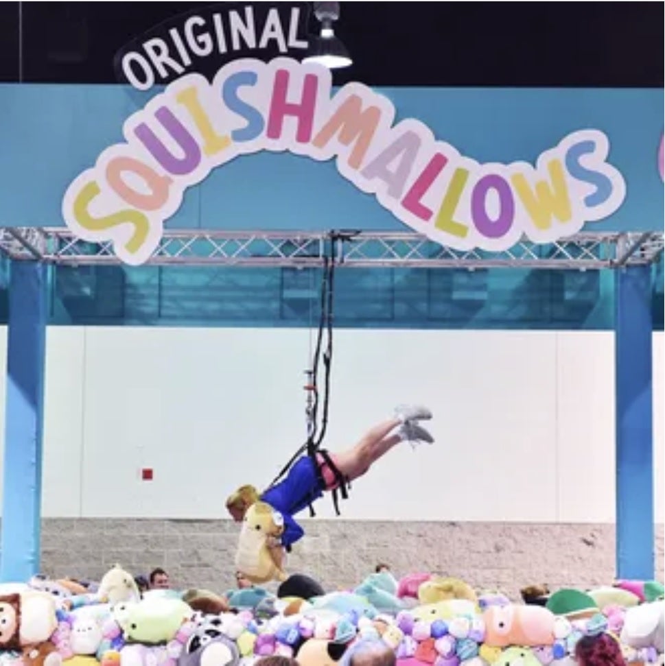 Jazwares invita a los fanáticos a "Hundirse en" Vidcon U.S. con la primera máquina humana de garra Squishmallows a tamaño real