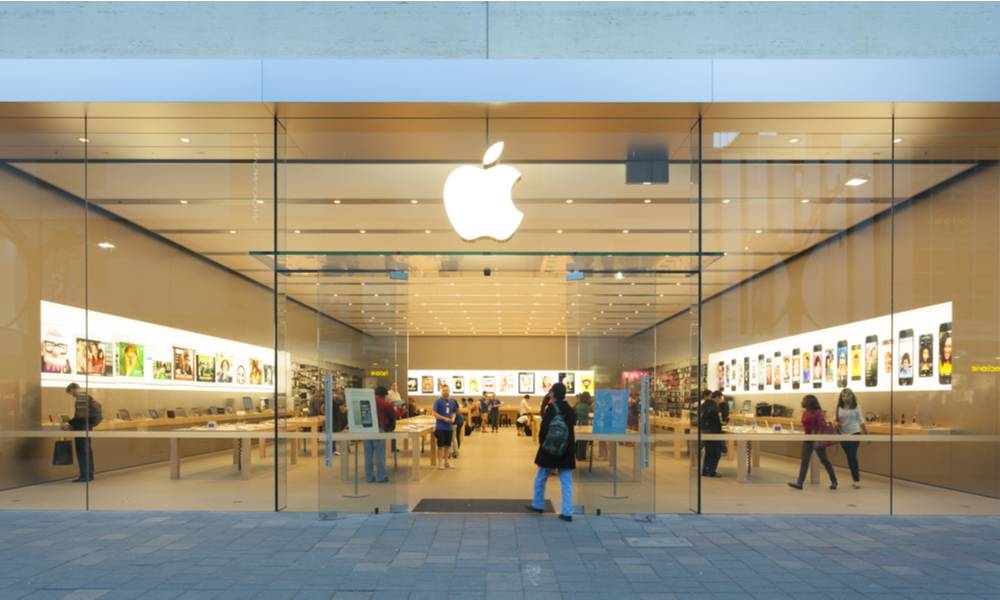 Customers in an Apple store (1).jpg