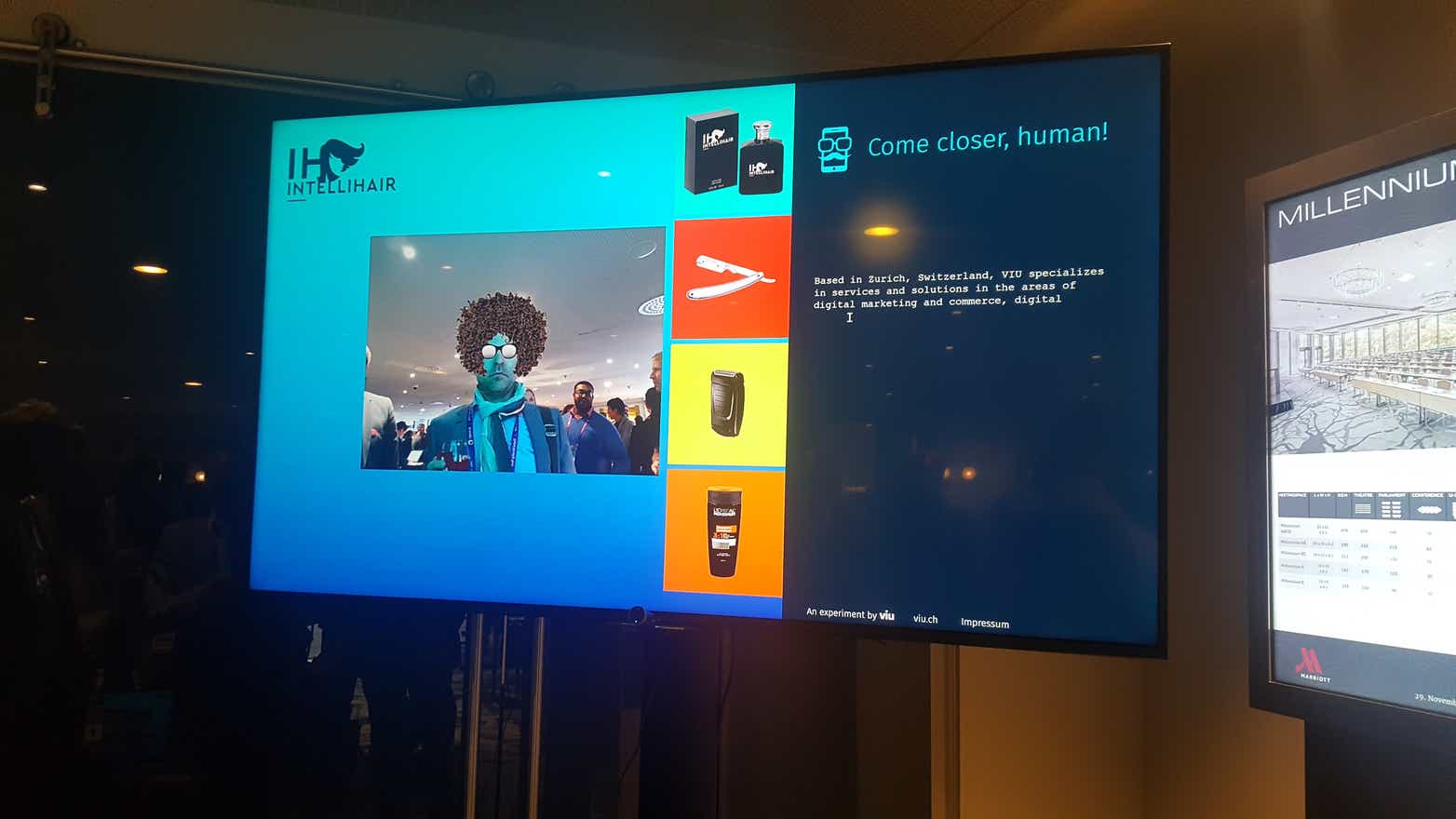 Das Experiment "Intellihair" wird live an einer Konferenz vorgeführt.